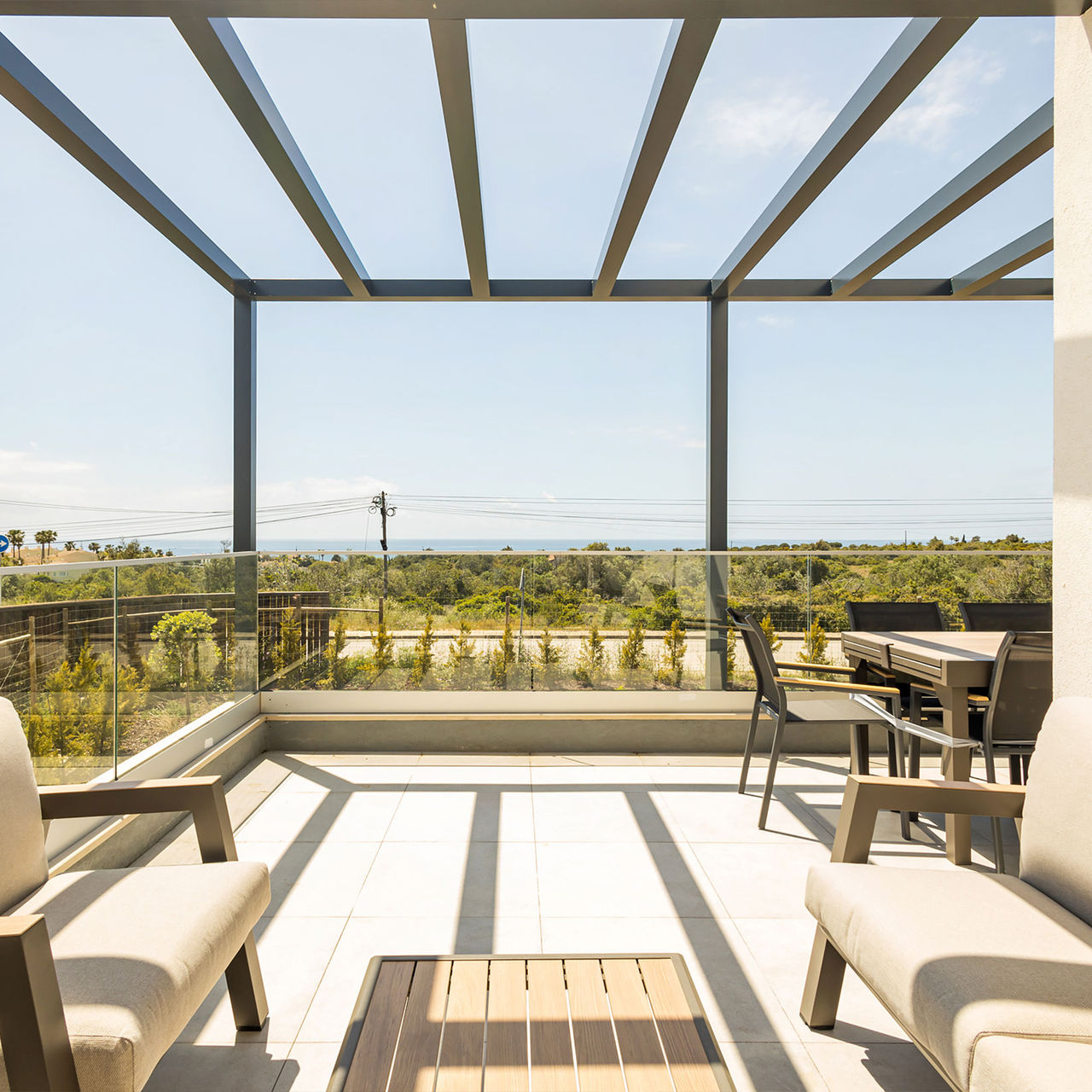 Außenbereich mit Sofas und Esstisch in Villen an der Algarve mit Pool im Pestana Valley Nature Village