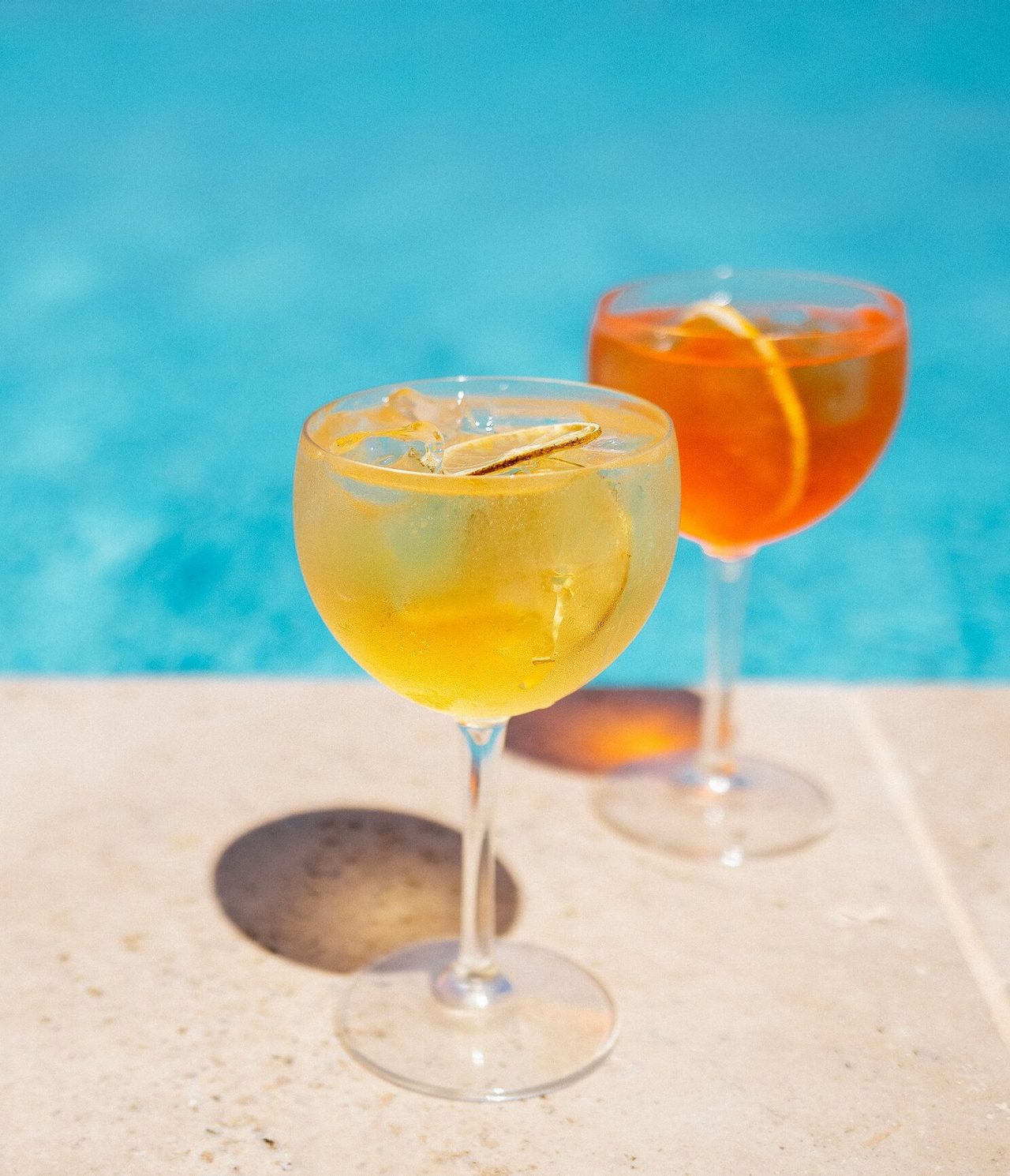 Das Restaurant Pool Bistro im 4-Sterne-Hotel in Alvor serviert bunte Cocktails am Pool