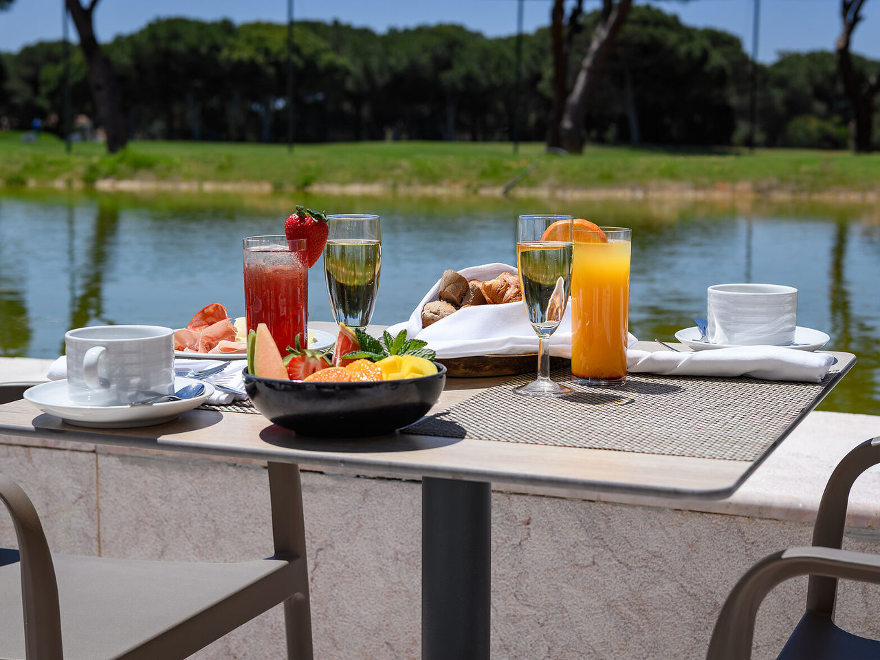 Das Restaurant Green Pines im 5-Sterne-Hotel in Vilamoura serviert Frühstück mit Obst, Brot, Kaffee und Säften