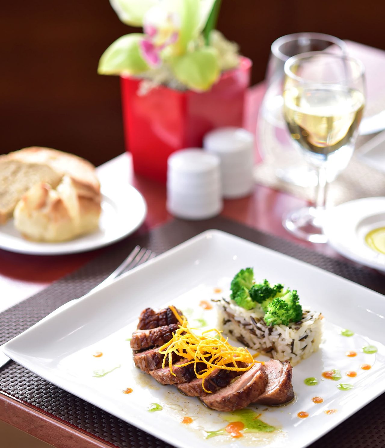 Die Bar Atlântico im 4-Sterne-Hotel in Cascais serviert Gerichte wie Ente mit Wildreis