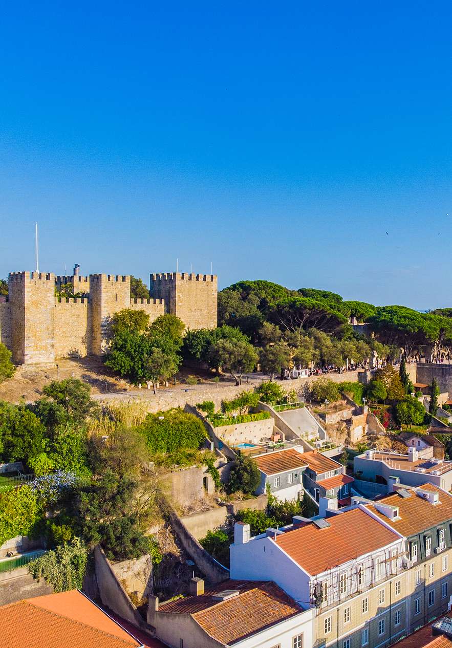 Auf einem der Hügel von Lissabon steht das Castelo de São Jorge mit atemberaubendem Blick auf die Stadt