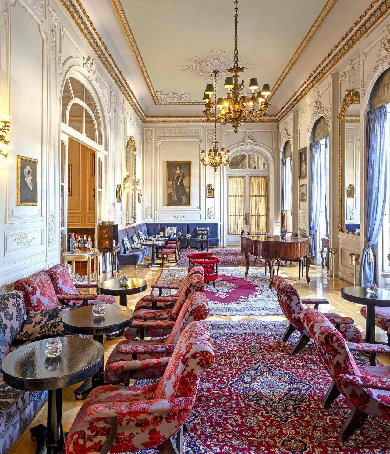 Die Allegro-Bar im 5-Sterne-Hotel und Nationaldenkmal Pestana Palace verfügt über Sofas, Tische, Stühle und ein Klavier