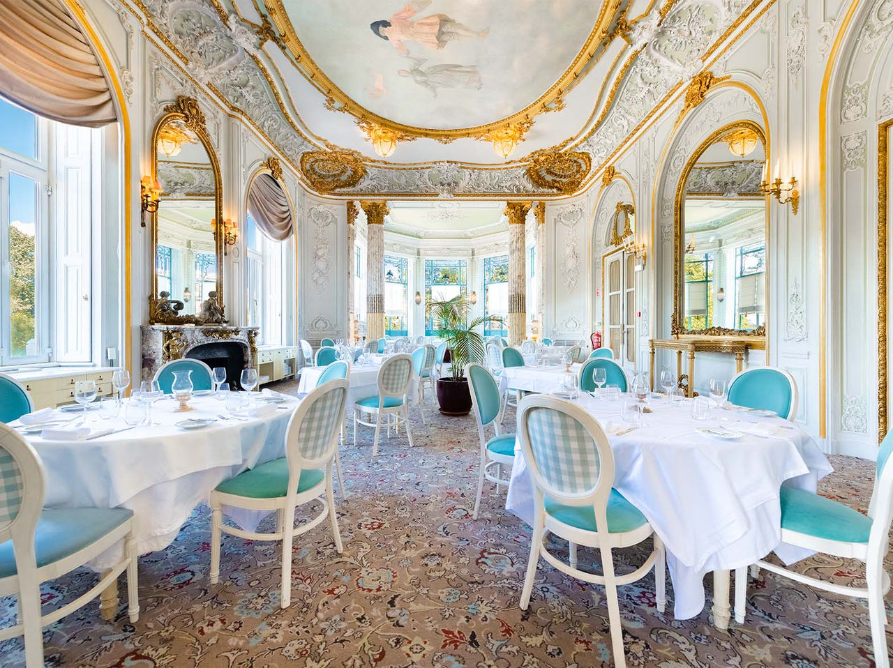 Das Restaurant Valle Flôr im 5-Sterne-Hotel, Nationalmonument, hat einen eleganten Raum mit runden Tischen und Stühlen
