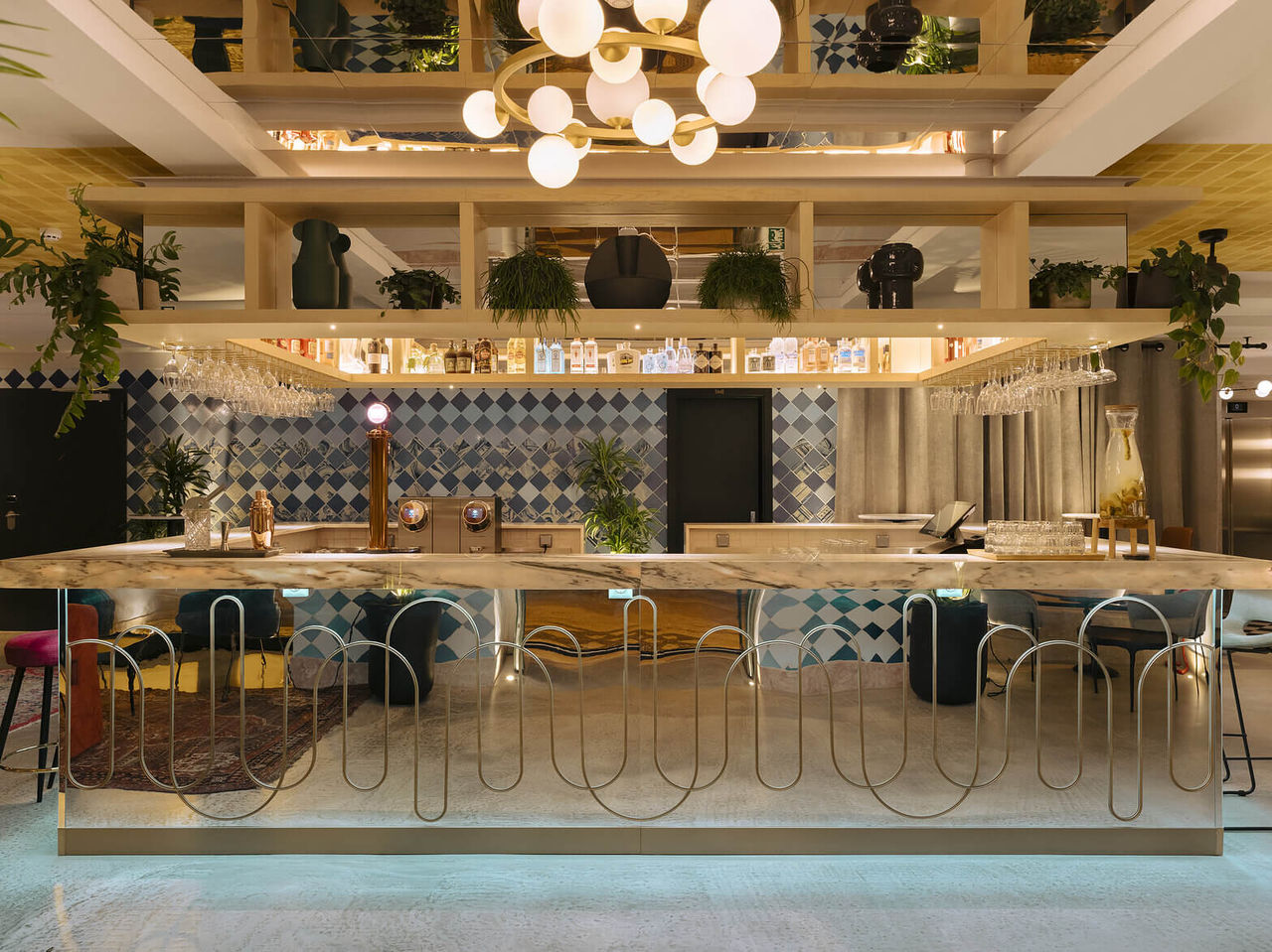 Die Bar Nery im Hotel in Baixa, Lissabon, serviert alkoholische Getränke wie Cocktails und liegt neben der Rezeption