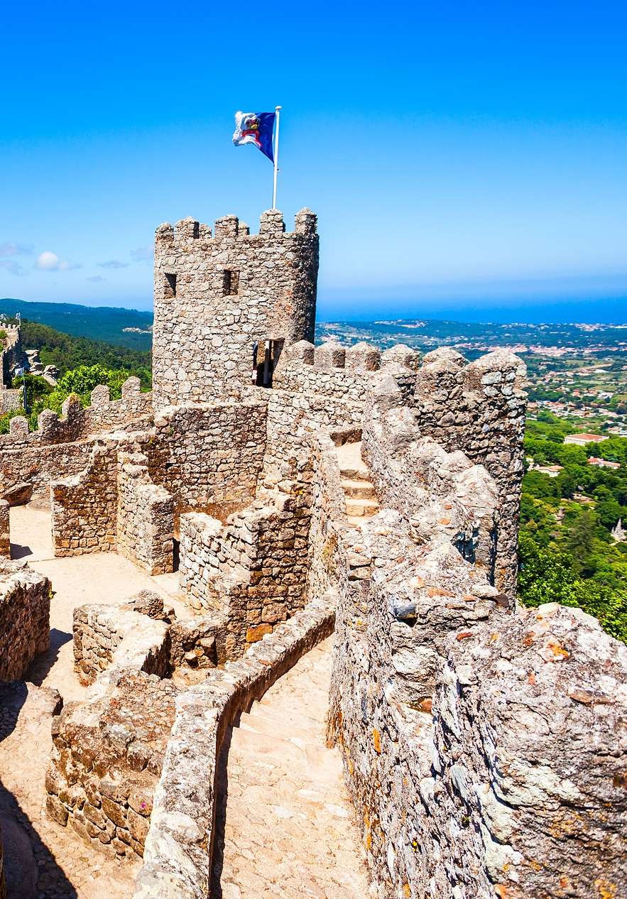Panoramablick auf das Castelo dos Mouros in Sintra, mit Steinmauern, Türmen und der wunderbaren Umgebung