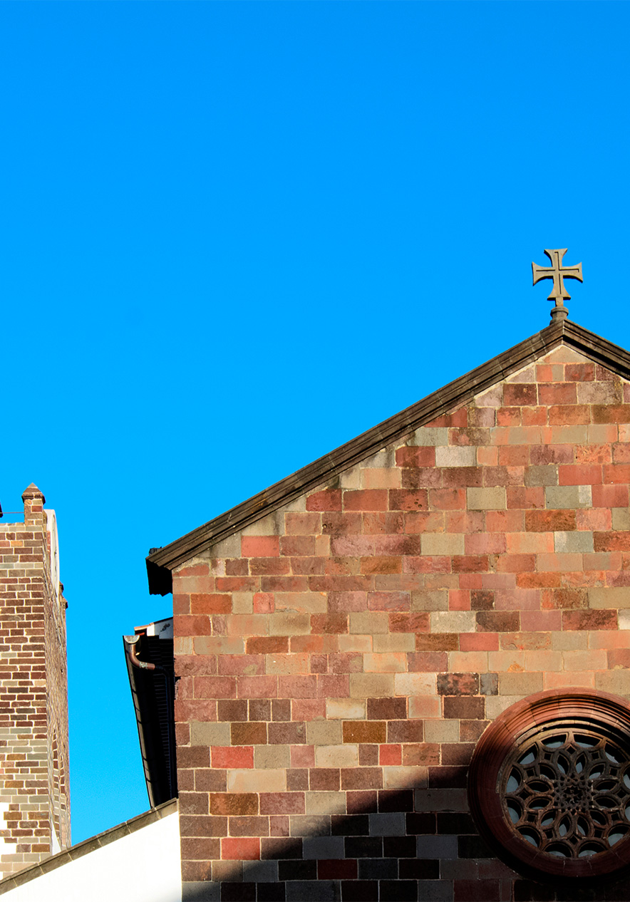 Erkunden Sie das historische Gebäude der Kathedrale von Funchal mit ihrem ikonischen Turm