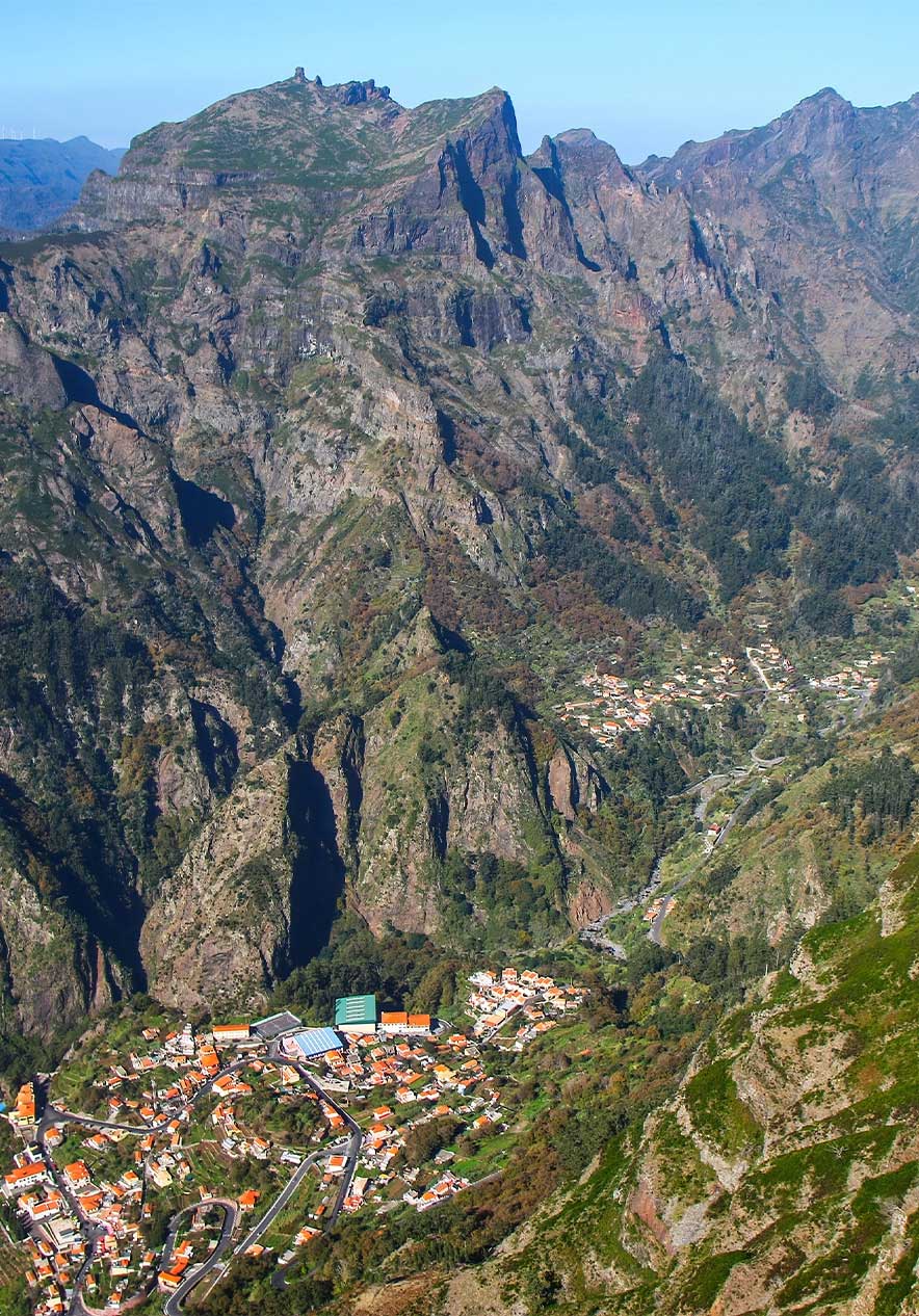 Entdecken Sie die Schönheit des Curral das Freiras auf Madeira mit seinem Tal und den Häusern