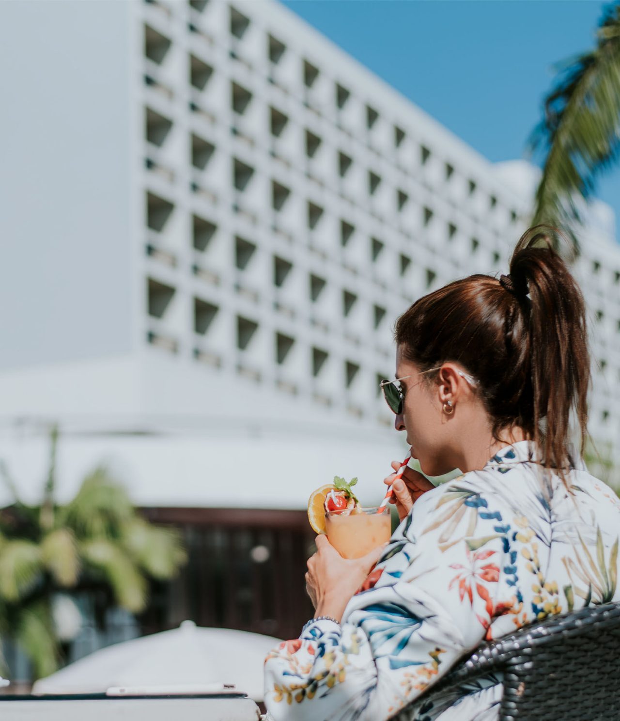 Das Restaurant On im Hotel in Funchal, Madeira, hat einen Tisch mit Blick auf das Hotel