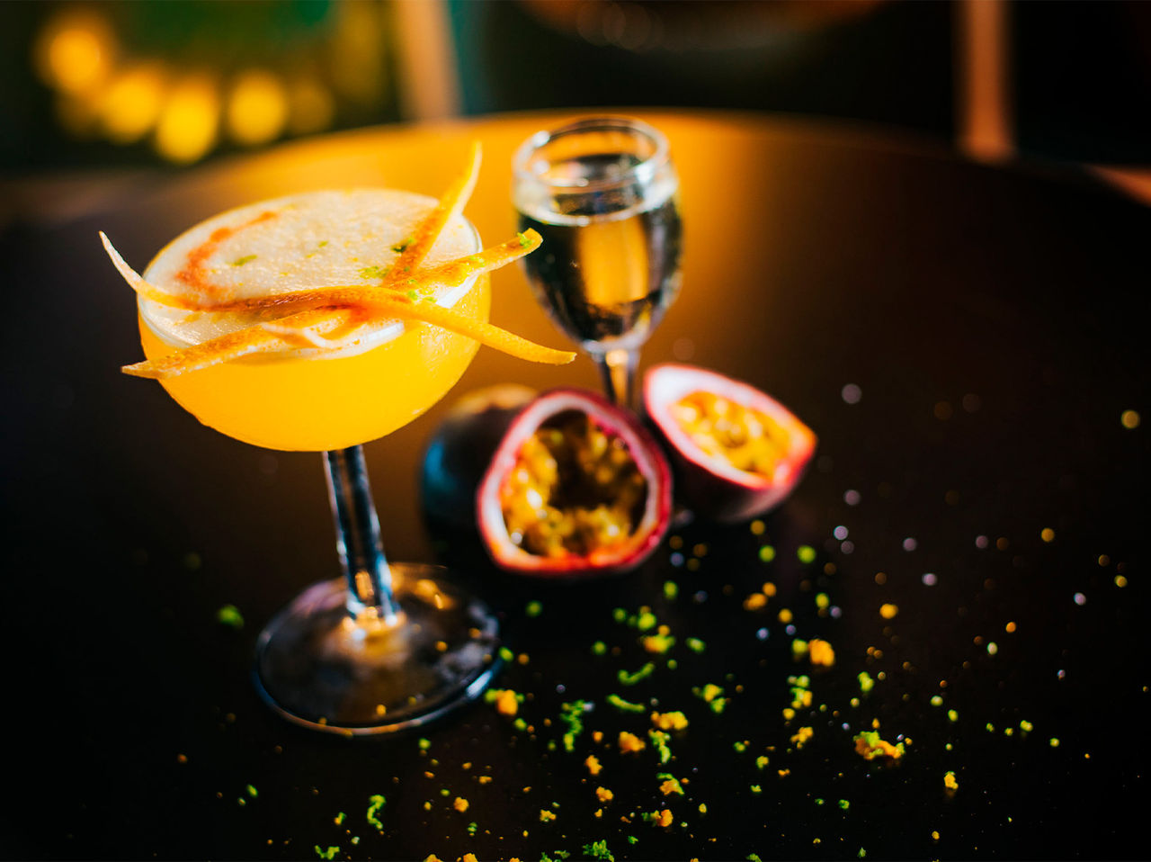 Die Bar Off-Site im 4-Sterne-Hotel in Funchal, Madeira, serviert ausgefallene Cocktails in Gläsern mit Obst