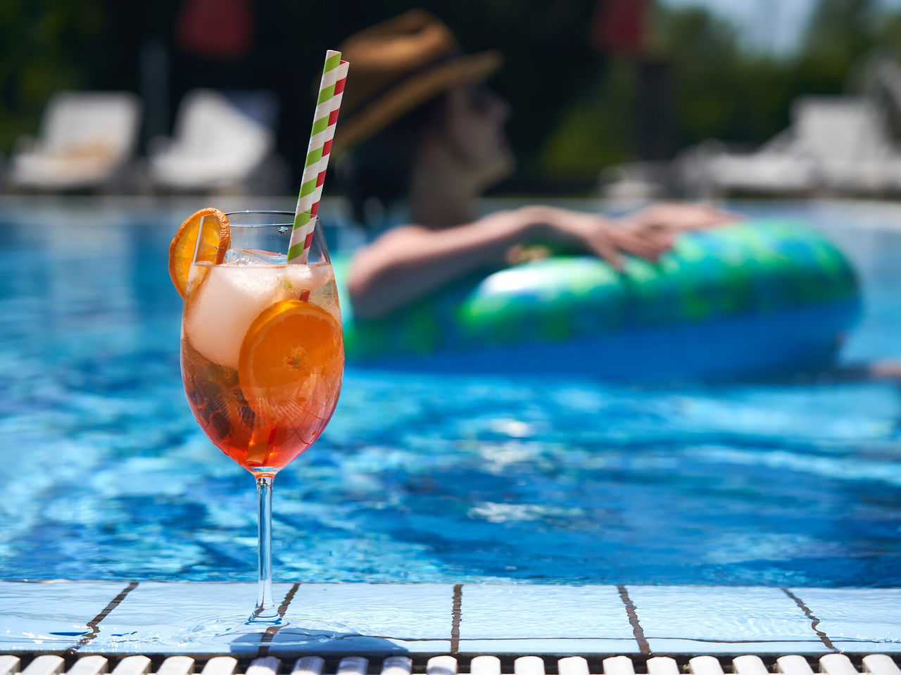 Die Poolbar im 5-Sterne-Hotel in Funchal, Madeira, hat eine Bar über dem Pool, wo man Cocktails bestellen kann