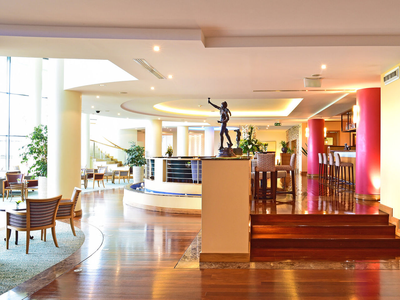 Die Coast Bar im 5-Sterne-Hotel in Funchal, Madeira, hat einen Bereich mit einer Theke und Stühlen für Getränke