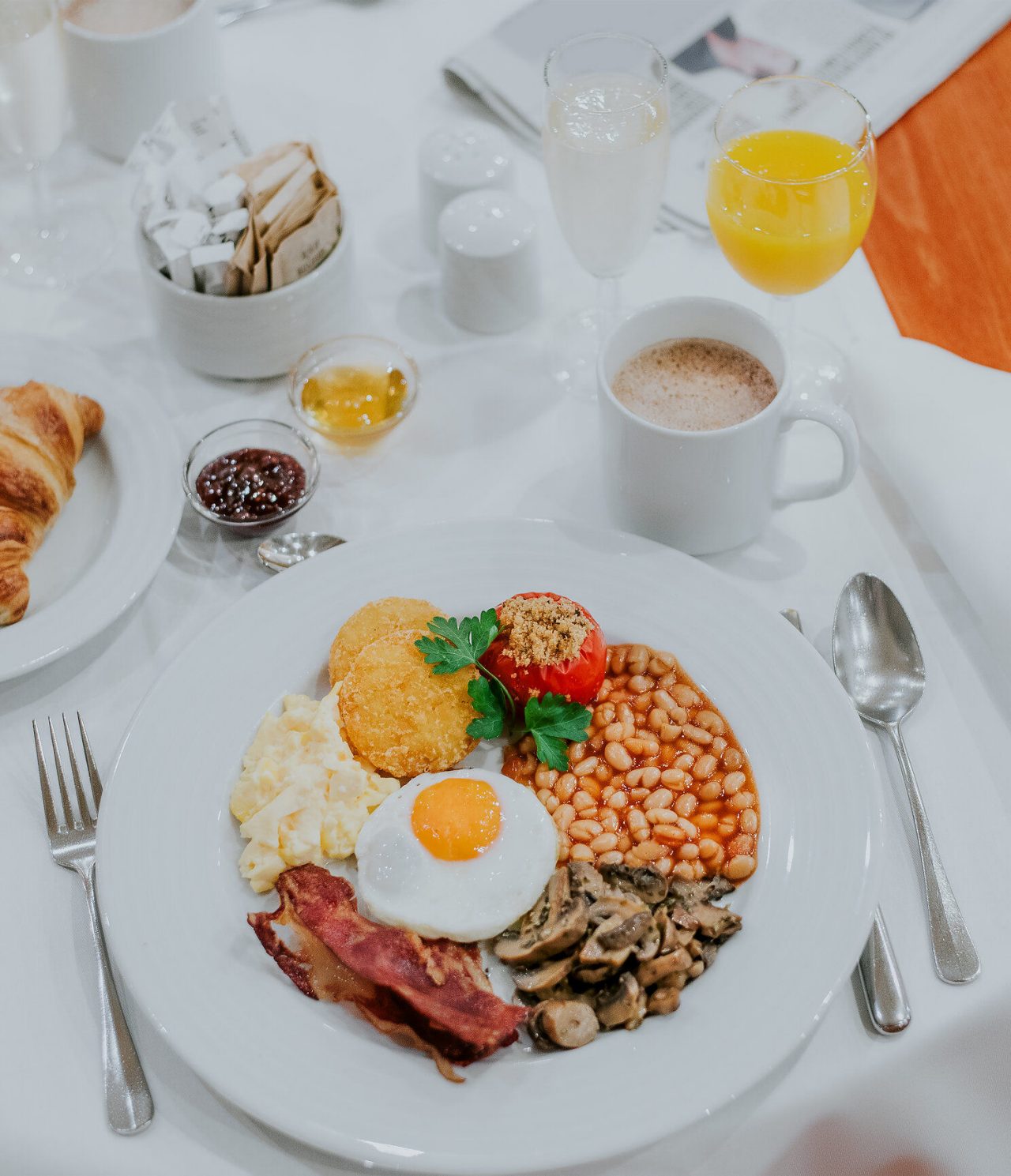 Die Bar The Pub im Hotel im Zentrum von Funchal, Madeira, hat einen Teller mit Ei, Bohnen, Speck und Pilzen