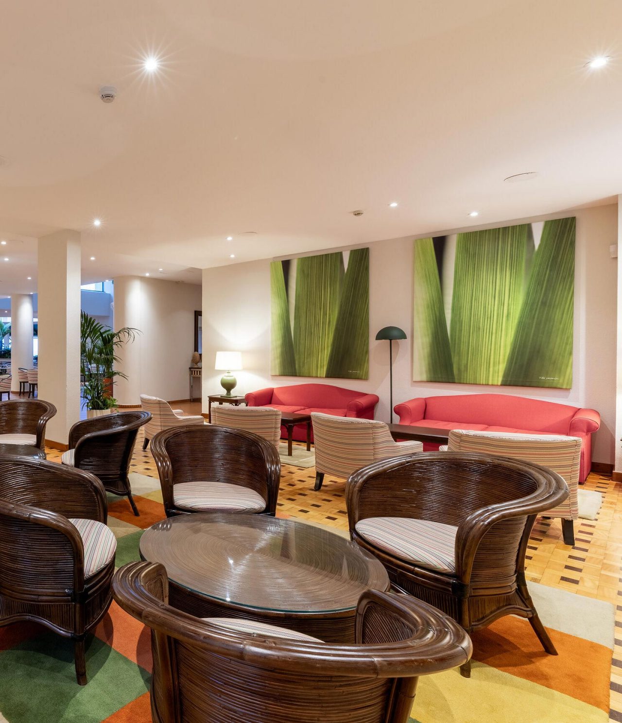 Die Arlequim Bar im 5-Sterne-Hotel in Funchal, Madeira hat Sofas und Sessel mit runden Tischen