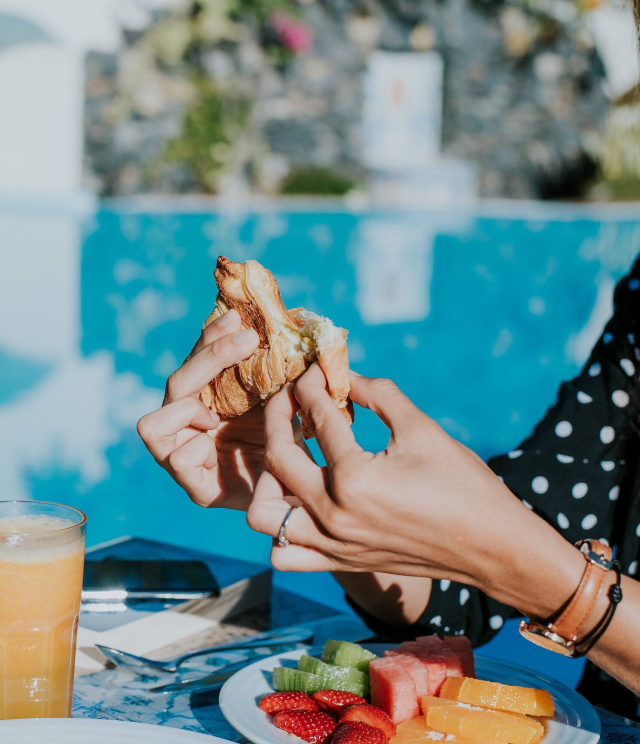 Das Restaurant A Proa im 4-Sterne-Hotel im Zentrum von Funchal serviert Frühstück mit Obst, Saft und Croissants