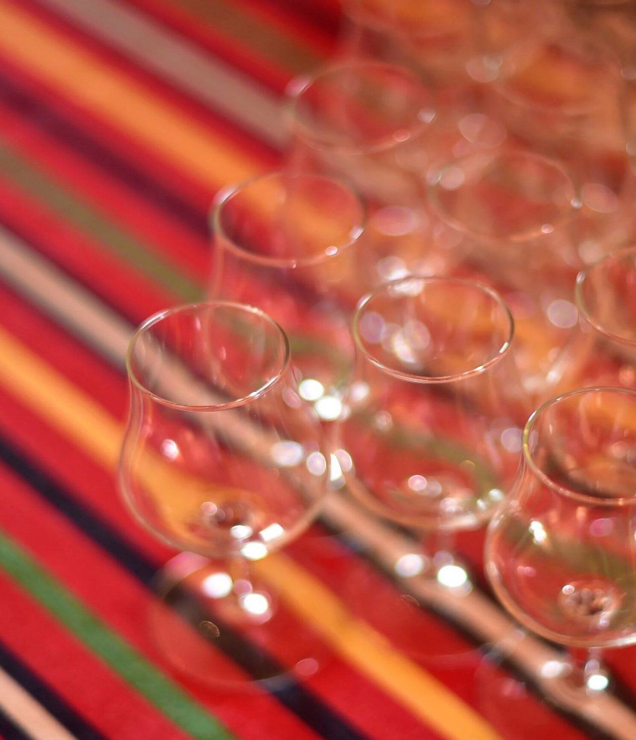 Das Restaurant Botanic im 5-Sterne-Hotel in Funchal hat einen Tisch mit einer gestreiften Tischdecke und mehreren Gläsern