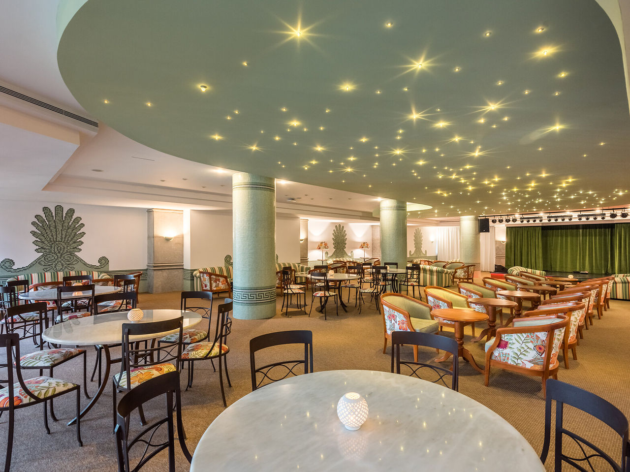 Die Bar Primavera Bar & Lounge im 5-Sterne-Hotel in Funchal hat ein Restaurant im Innenbereich mit Tischen und Stühlen