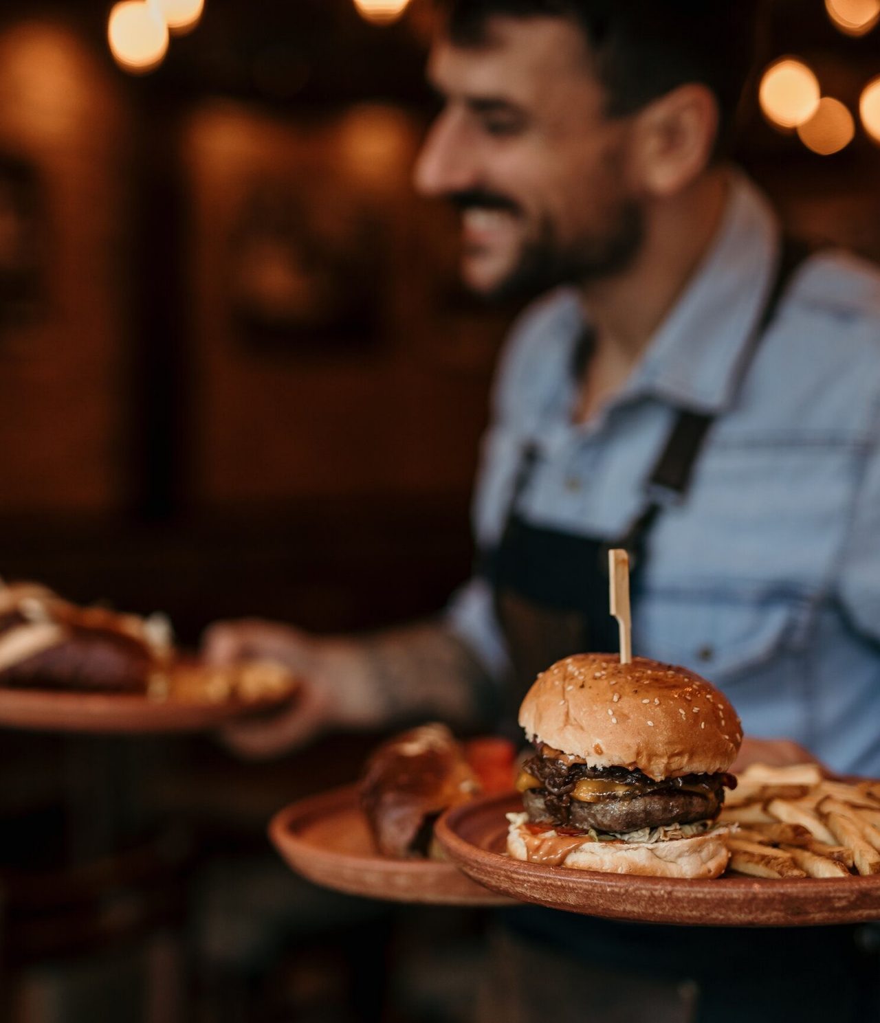 Das Restaurant Pausa Burger im romantischen Hotel in Funchal, Madeira, hat einen Hamburger mit Pommes frites