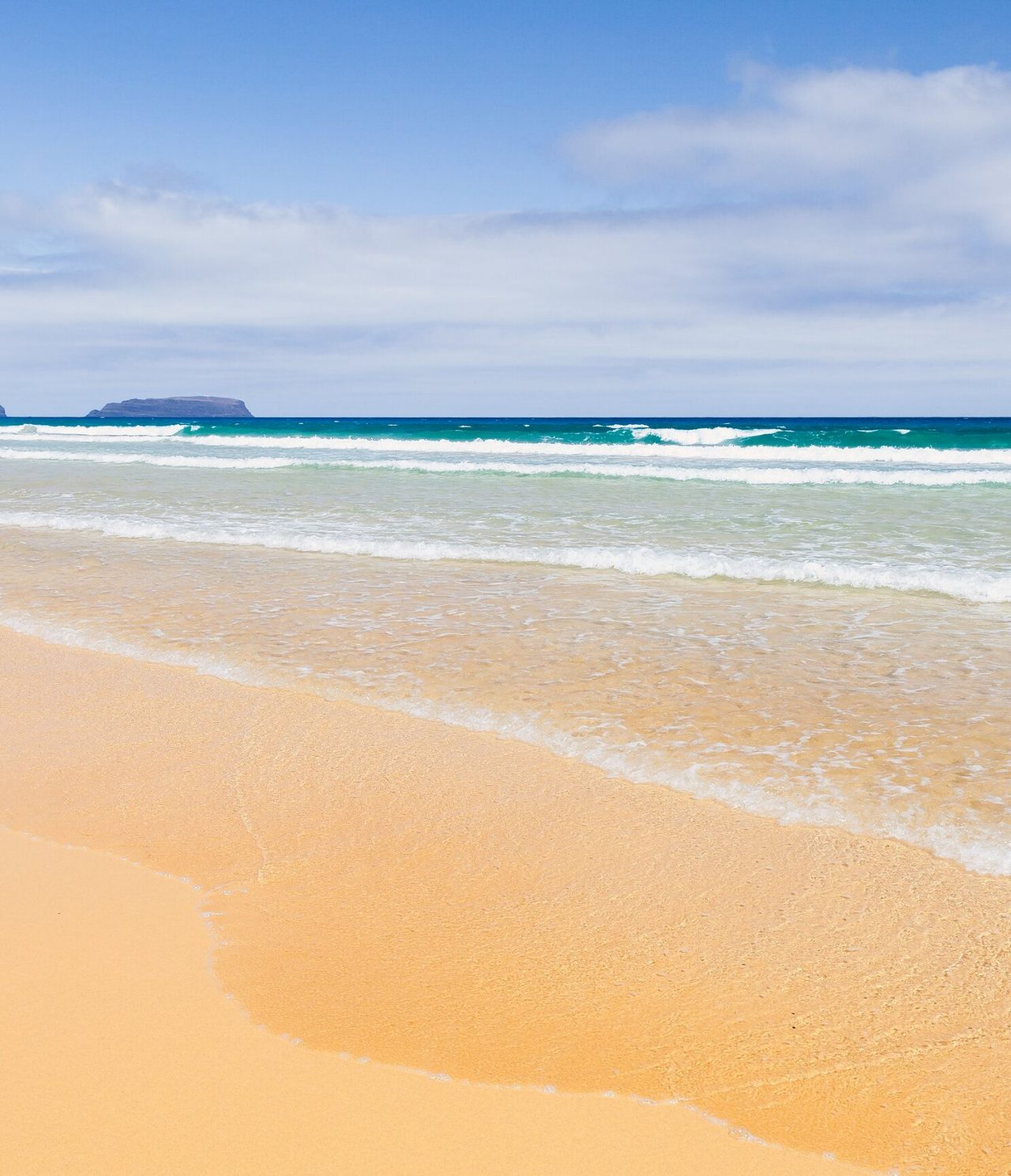 Blick auf den Strand von Porto Santo, vor dem Pestana Porto Santo, mit goldenem Sand und türkisblauem Wasser