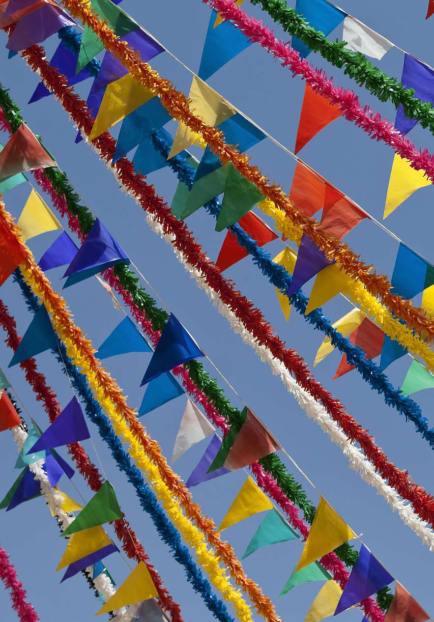 Bunte Festtagsdekorationen in verschiedenen Formen in den Straßen von Porto Santo