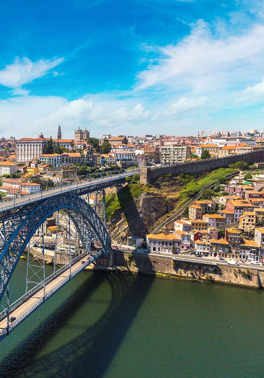 Die Ponte Dom Luís I, ein Symbol für Porto, verbindet die Stadt mit Vila Nova de Gaia über den Douro-Fluss