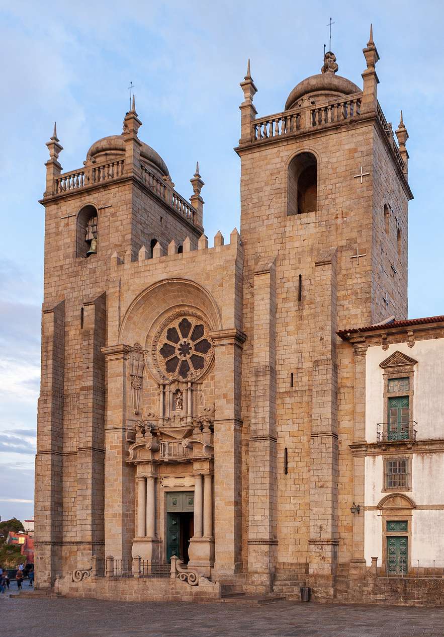 Übernachten Sie im Pestana Vintage Porto und besuchen Sie die berühmte Kathedrale von Porto mit ihren Steintürmen
