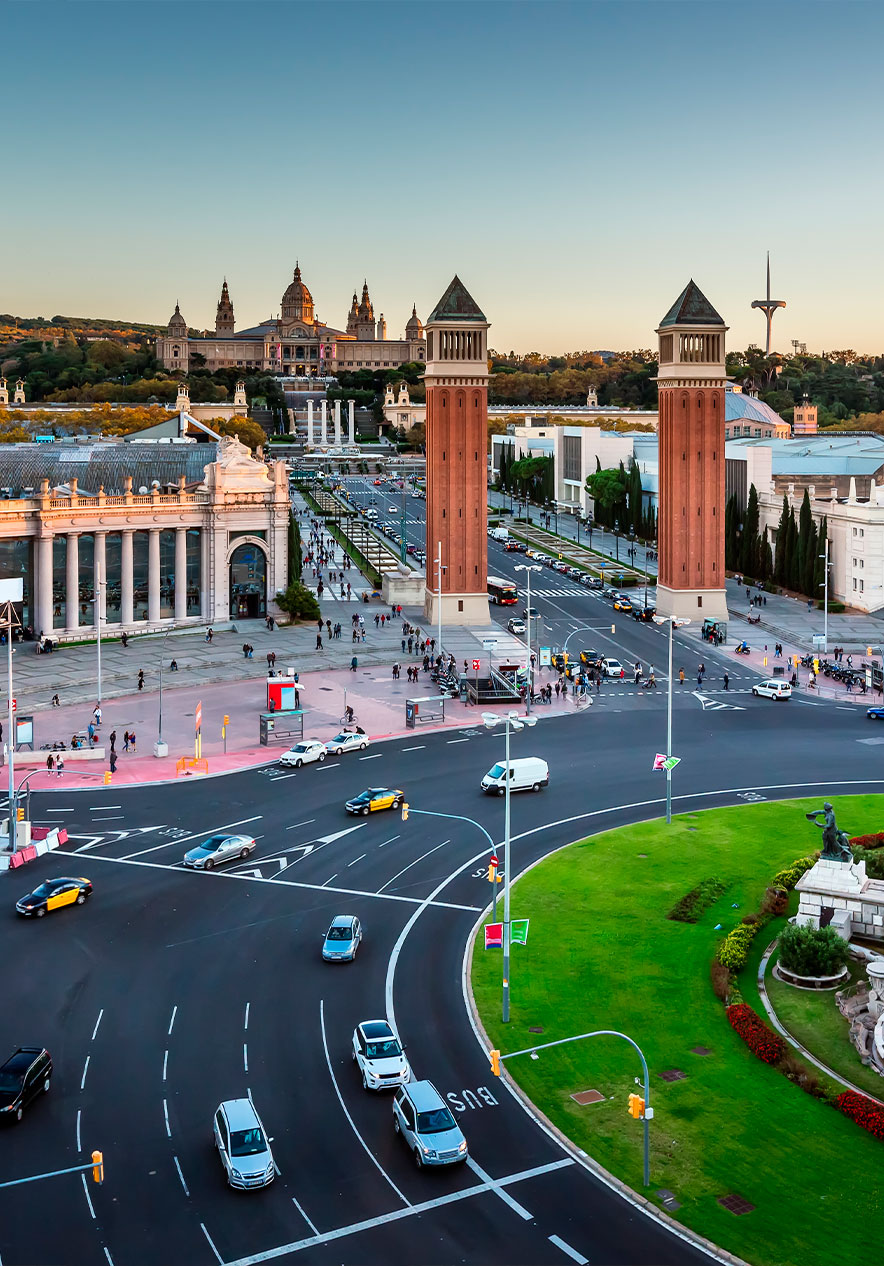 Der Plaza de España in Barcelona ist ein großer Raum mit majestätischen Brunnen und beeindruckender Architektur
