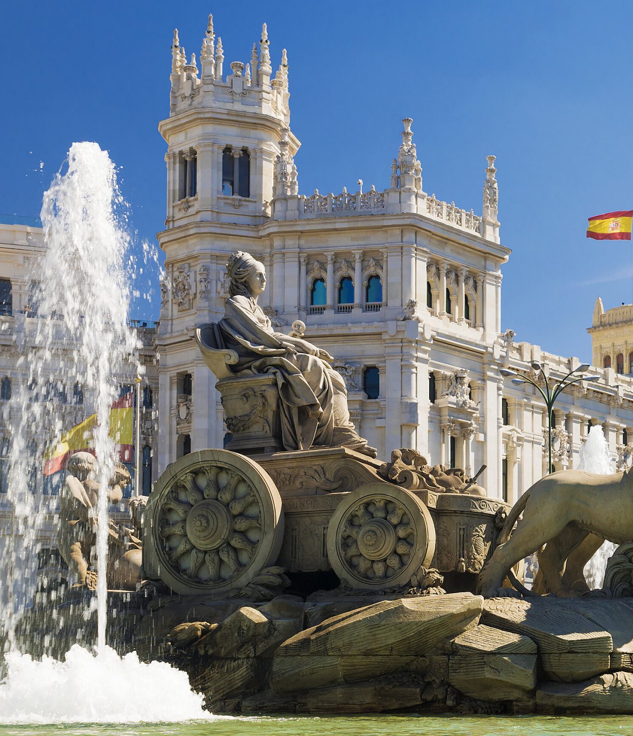 Plaza de Cibeles, im Zentrum von Madrid, nahe dem Retiro-Park, mit einer Statue und einem Brunnen in der Mitte