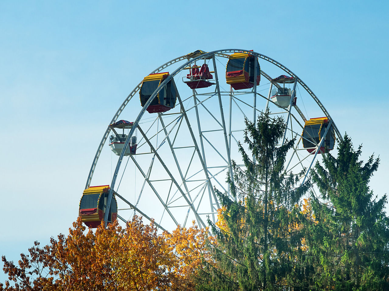 Riesenrad mit bunten Kabinen, das einen Panoramablick auf den Vergnügungspark und die Stadt Orlando bietet