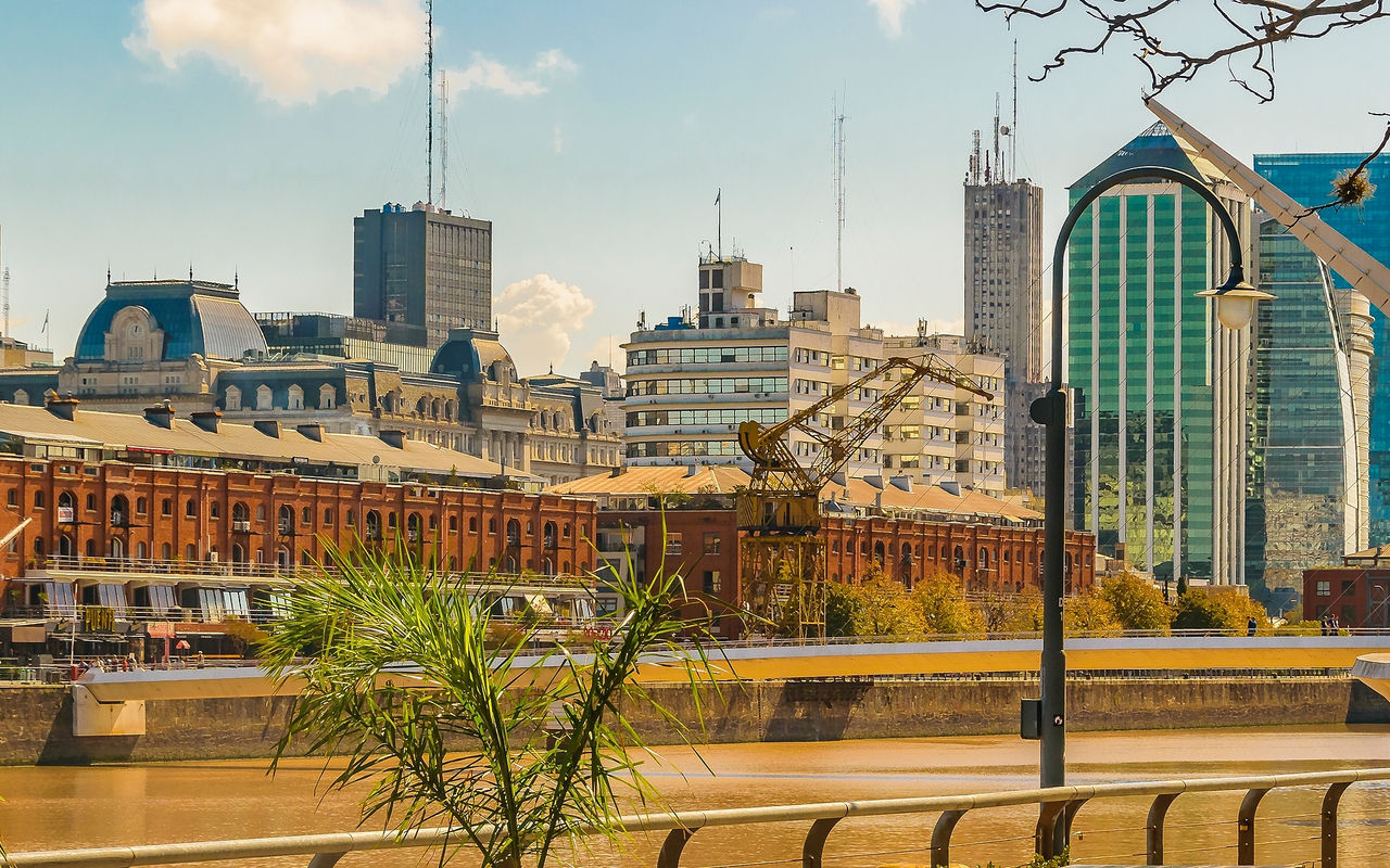 Stadtlandschaft von Buenos Aires mit dem Hafenviertel Puerto Madero, hohen Gebäuden und dem Río de la Plata