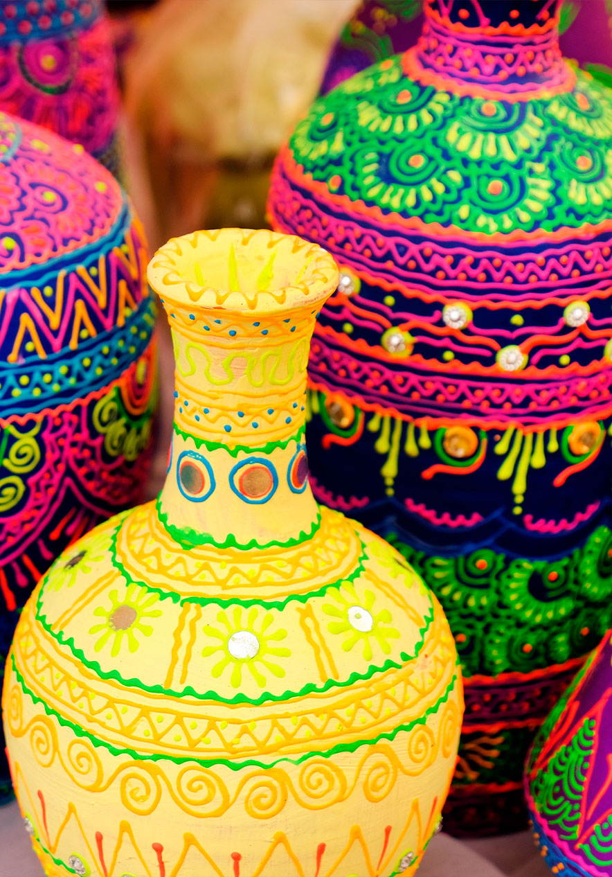 Belebter Markt in Buenos Aires mit bunten Krügen und lokalen Produkten