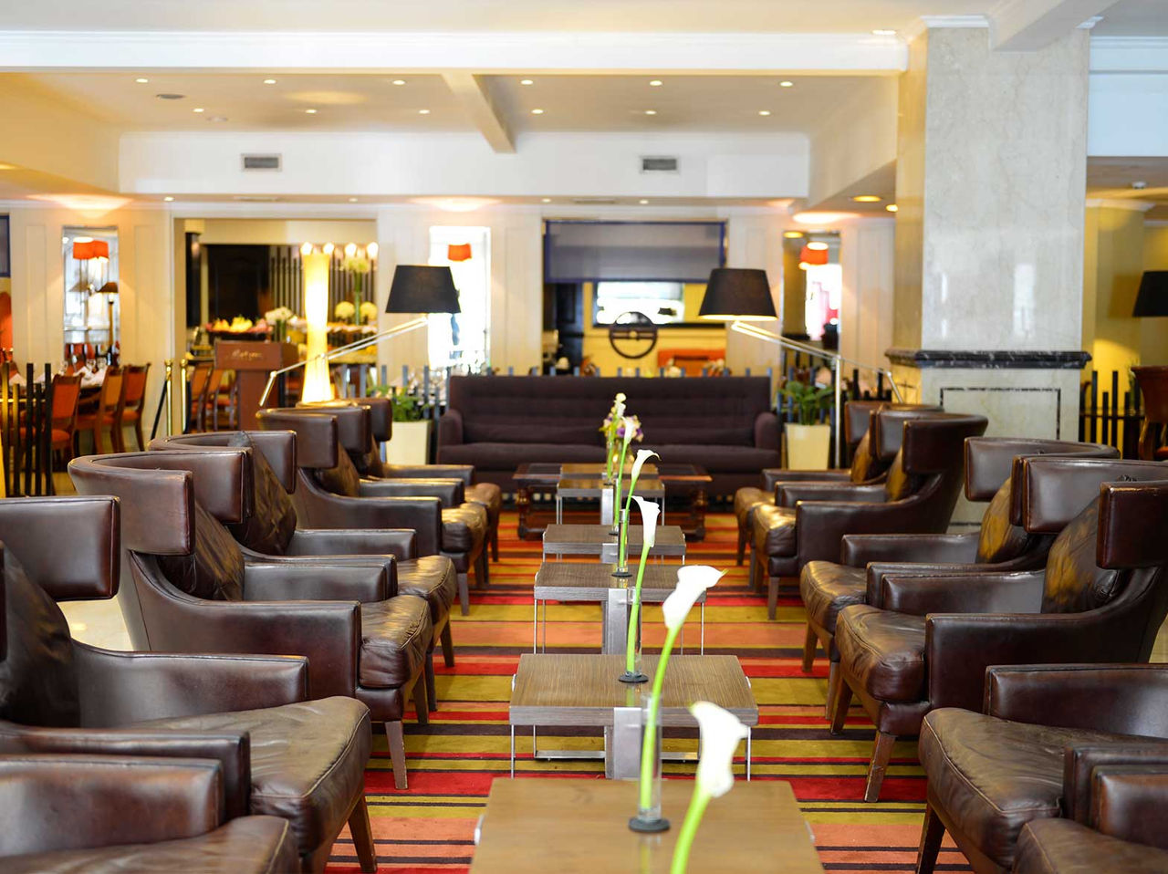 Die Bar Tango Bar im Hotel in Buenos Aires hat einen bequemen Raum mit Stühlen für Cocktails