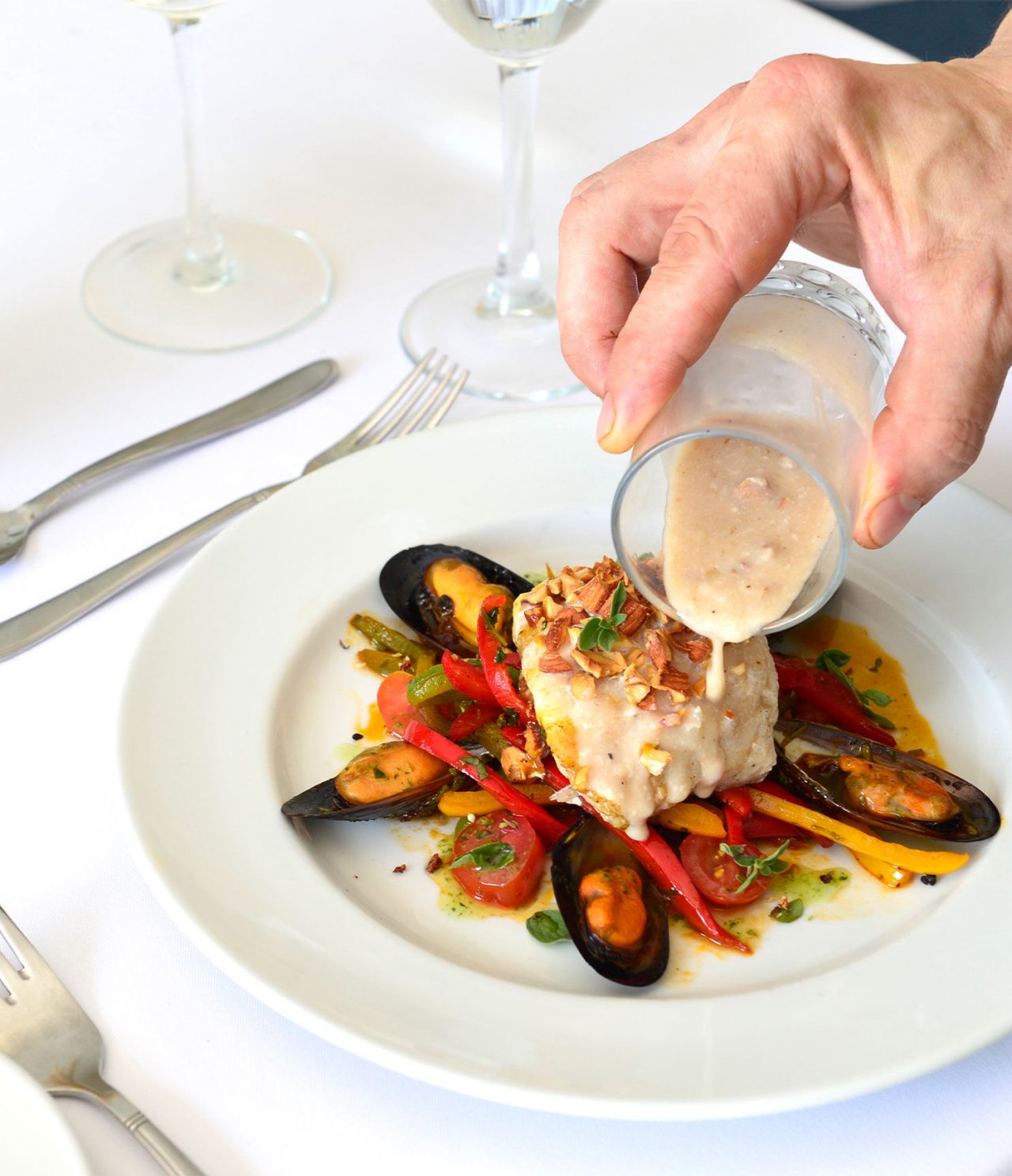 Das Restaurant Il Moro im Hotel in Buenos Aires serviert köstliche Gerichte wie Muscheln mit Fisch und Paprika in Sauce