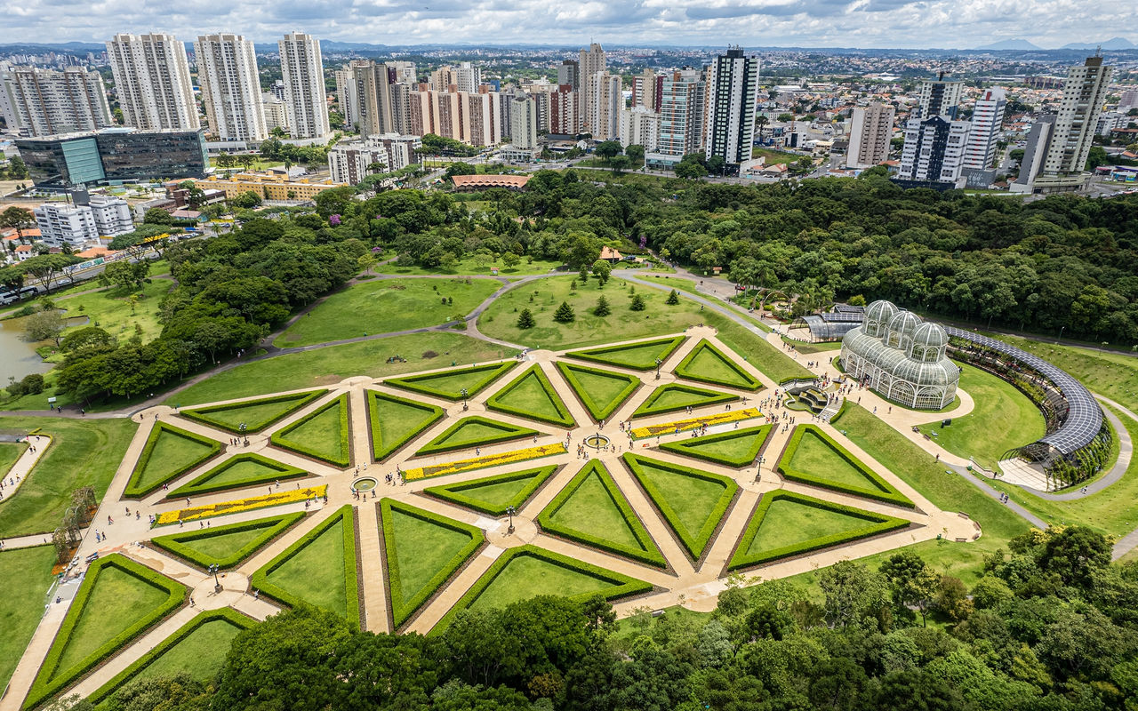 Luftaufnahme von Curitiba mit üppigen grünen Parks und imposanter moderner Architektur