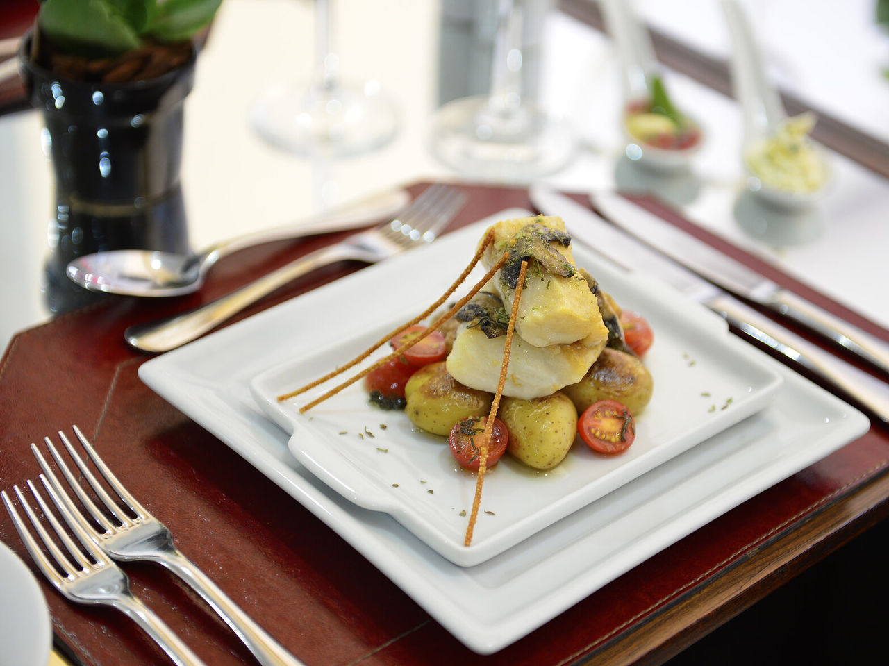 Das Restaurant Cais da Ribeira im Hotel in Curitiba, Brasilien, serviert internationale und brasilianische Gerichte