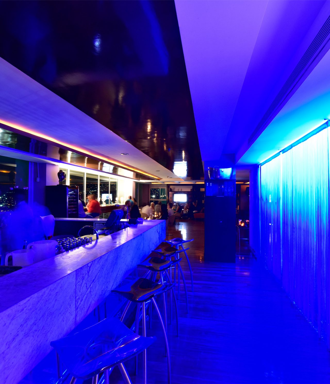 Die Bar Lounge Ávila im Hotel in Caracas hat hohe Bänke, blaue Neonlichter und serviert alkoholische Getränke