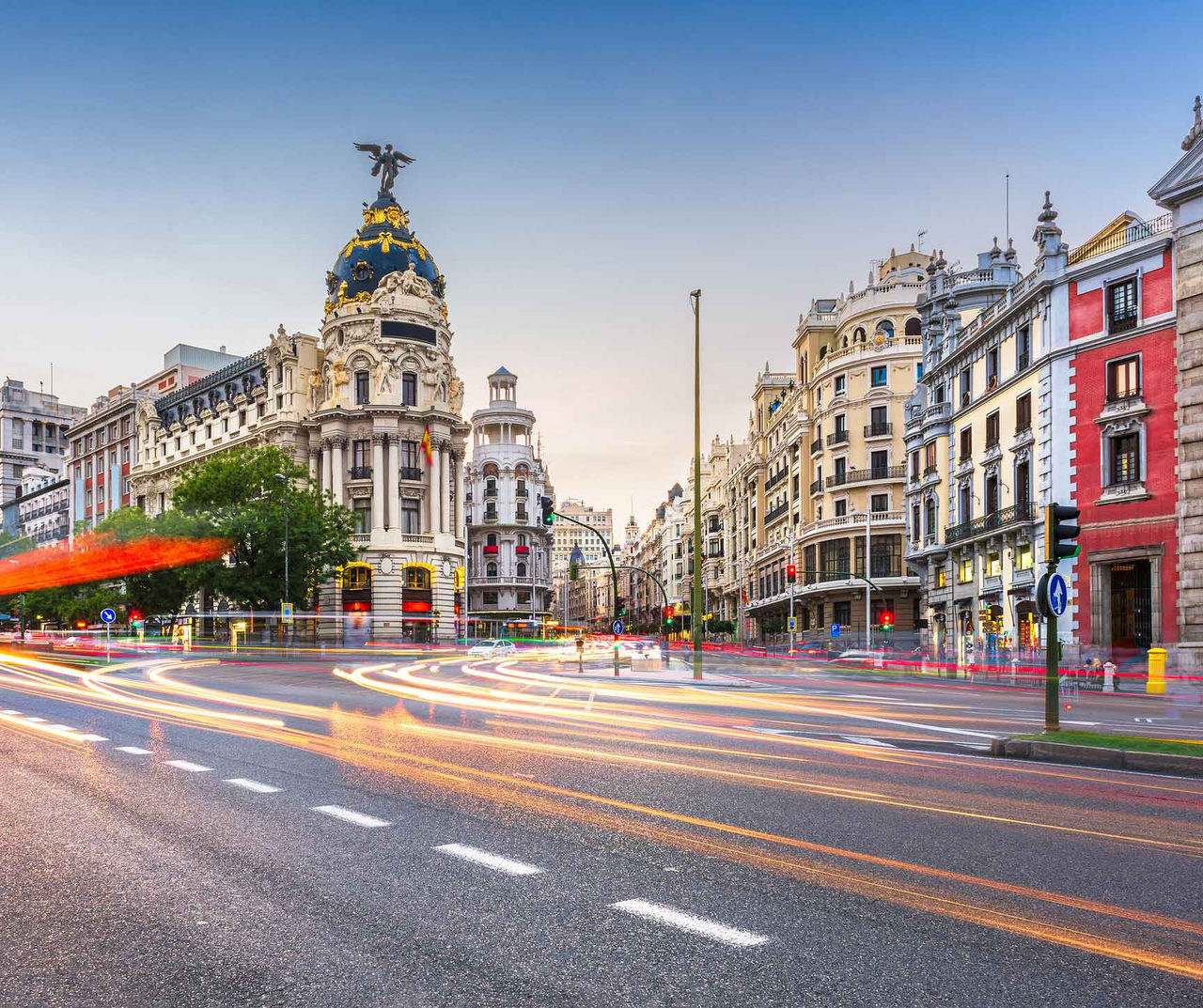 Bleiben Sie im Pestana-Hotel in Madrid und entdecken Sie die lebhafte Gran Vía, eine der Hauptstraßen der Stadt