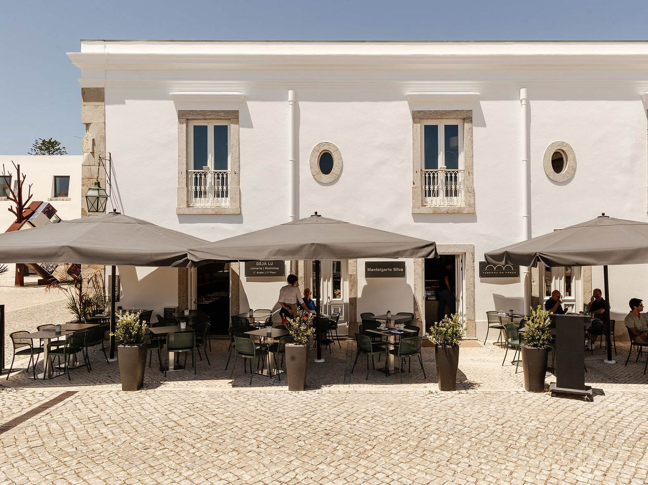 The Taberna da Praça restaurant at the 5-Star Hotel in Cascais has a pleasant terrace near the Cascais marina