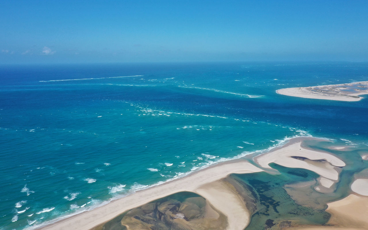 Vista aérea deslumbrante de la bahía de Bazaruto, con aguas cristalinas, dunas de arena blanca y arrecifes de coral