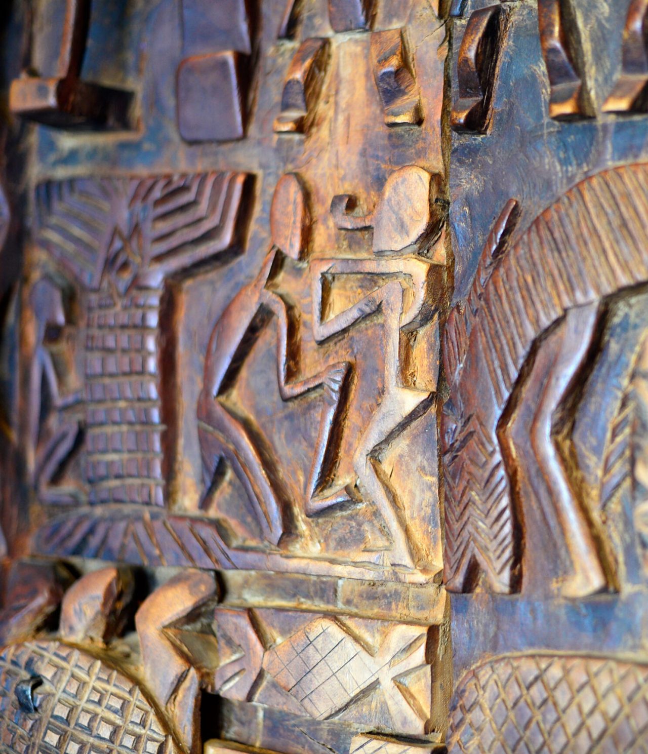 El bar Sasseka, del Hotel 4 Estrellas en Maputo, tiene una escultura típica de África con animales y personas