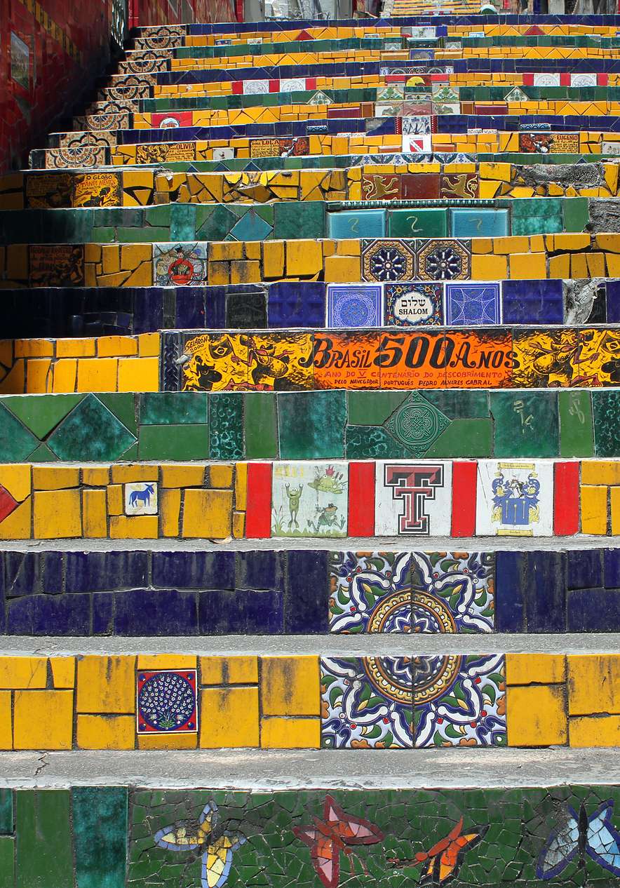 Escalera Selarón, obra de arte al aire libre, con cada escalón cubierto de azulejos coloridos
