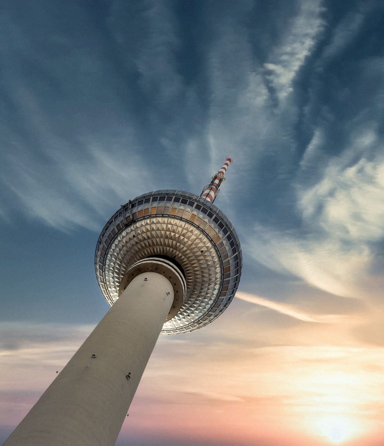 Paisaje urbano de la famosa torre de Televisión en Alexanderplatz, Berlín, un símbolo de la capital alemana