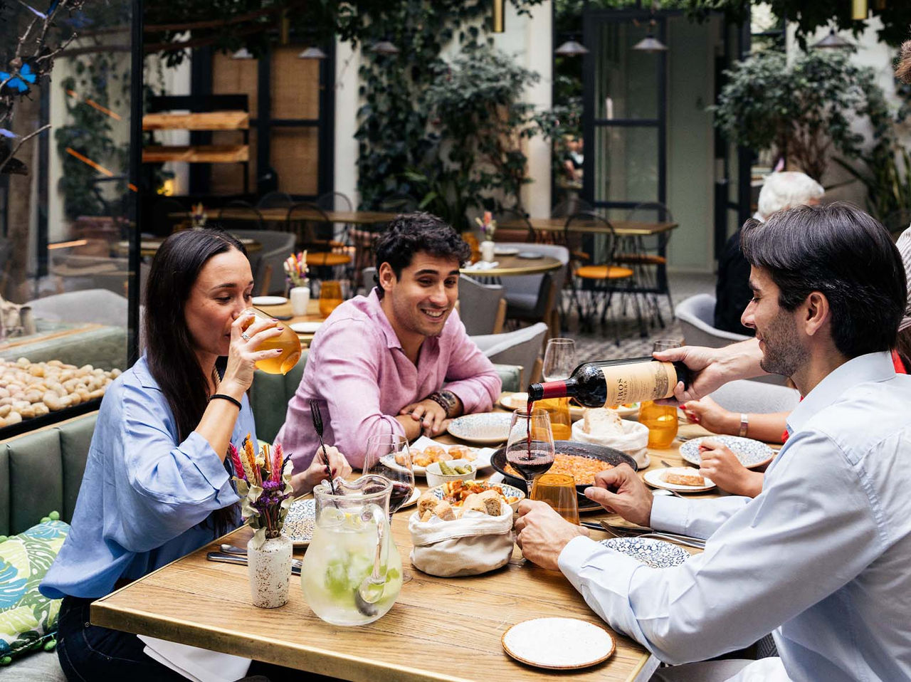 En el restaurante Café de La Plaza, del Hotel en el Centro Histórico de Madrid, puedes disfrutar de tapas y vino