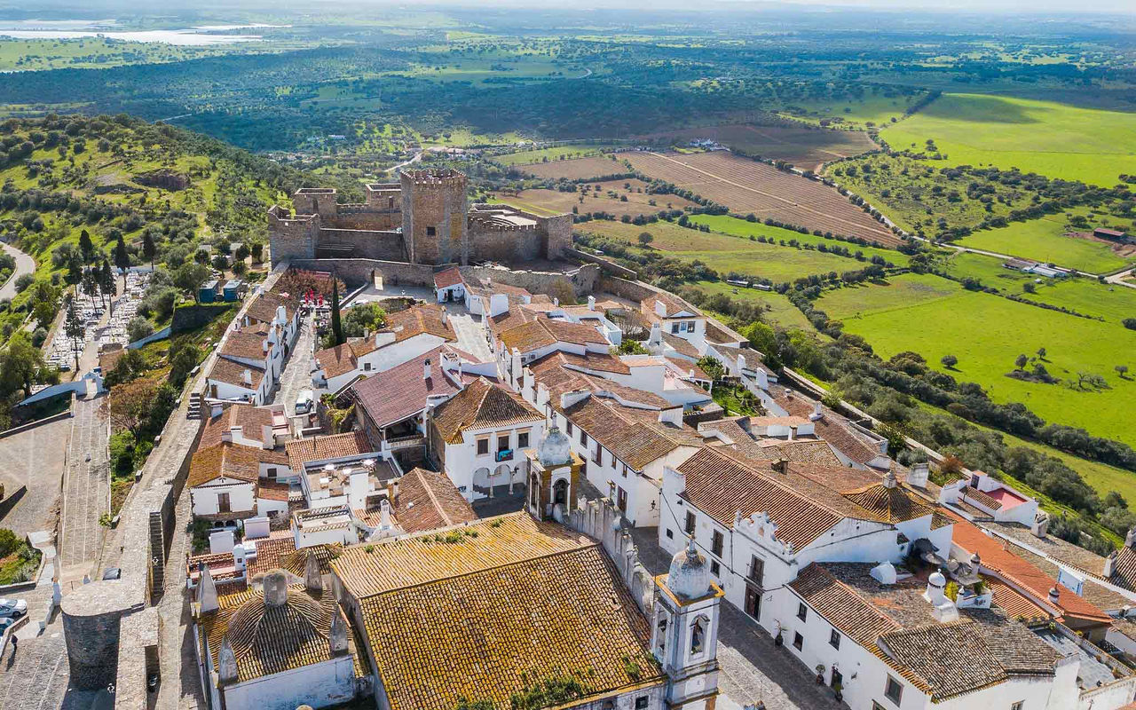 Vista aérea del pueblo histórico de Monsaraz, en el Alentejo, destacando el castillo en la cima de la colina
