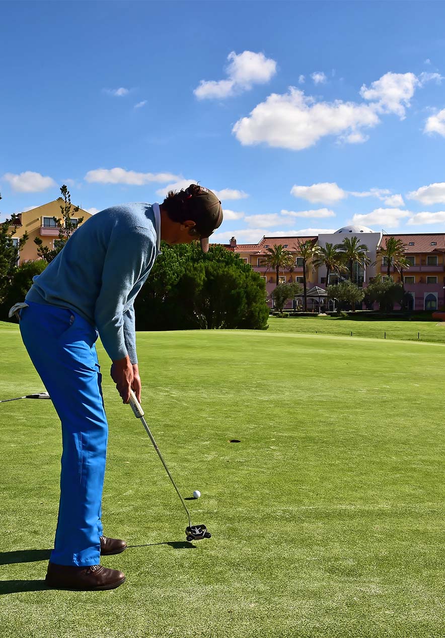 En un campo verde de golf, un hombre se prepara para hacer un golpe, concentrado