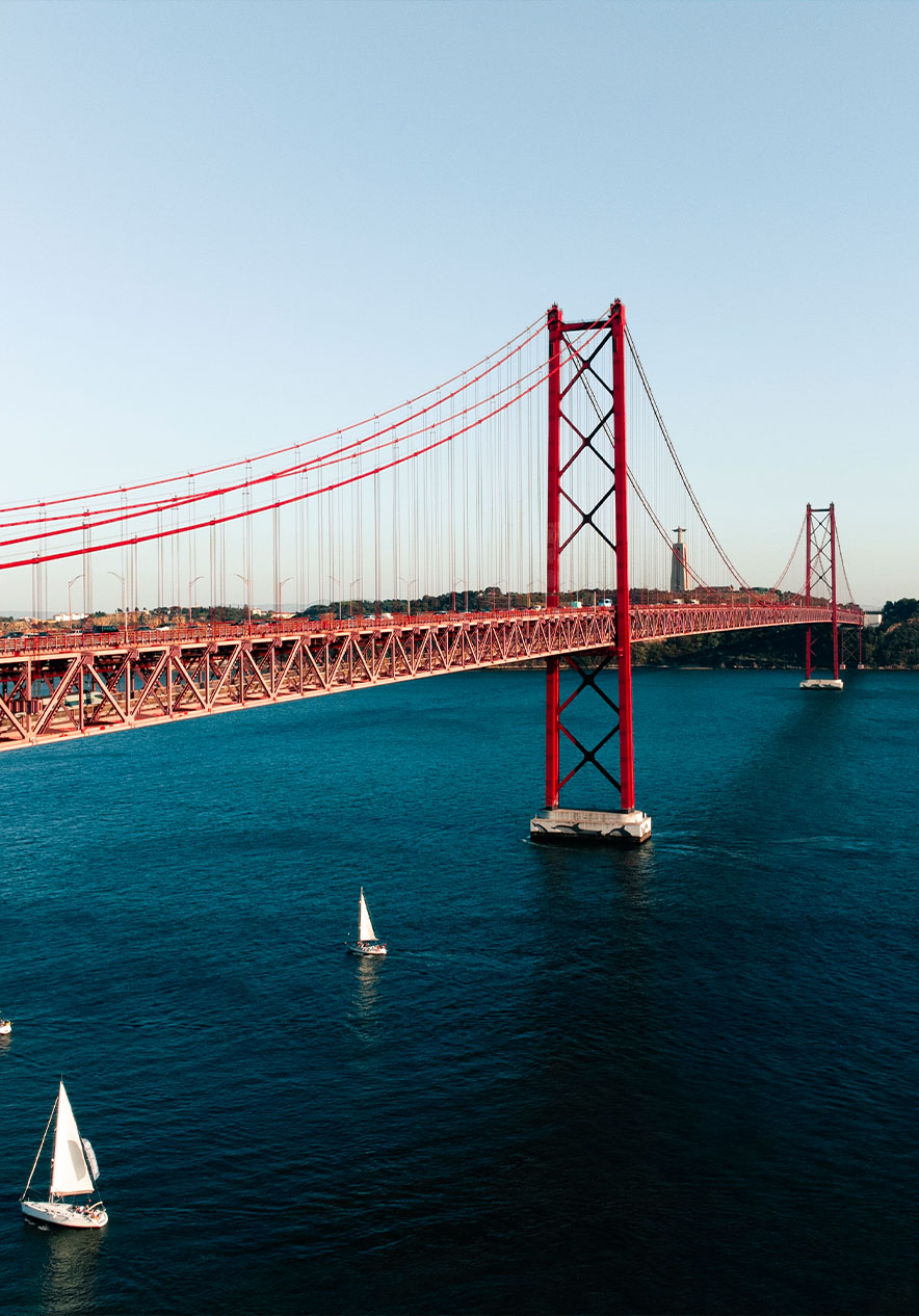 Visita el Puente 25 de Abril, un icónico puente colgante en la capital