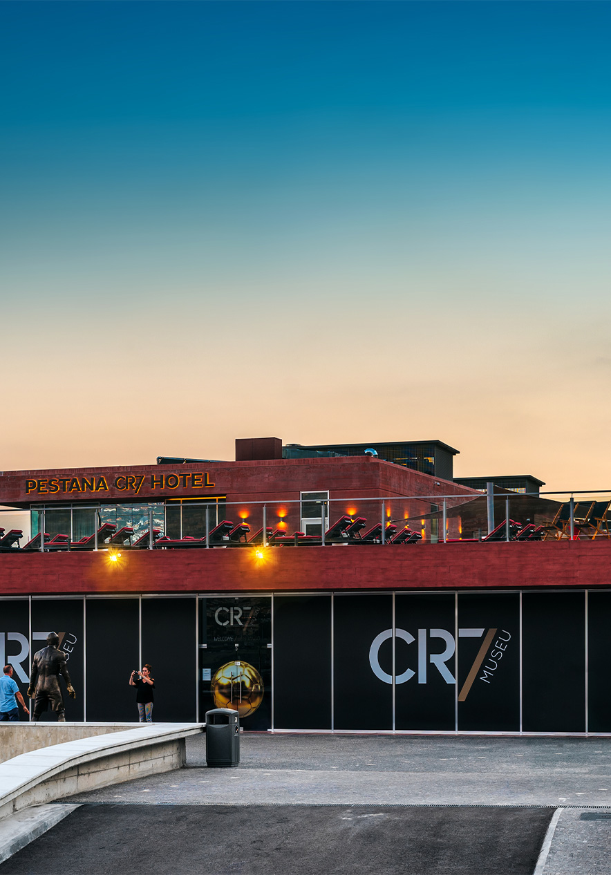 Museo de Cristiano Ronaldo, junto al hotel Pestana CR7 Funchal, con personas fotografiando la estatua del jugador