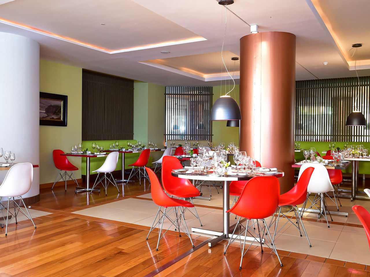 El restaurante Deep Blue del hotel de 4 estrellas junto al mar en Funchal tiene una sala grande y luminosa y varias mesas