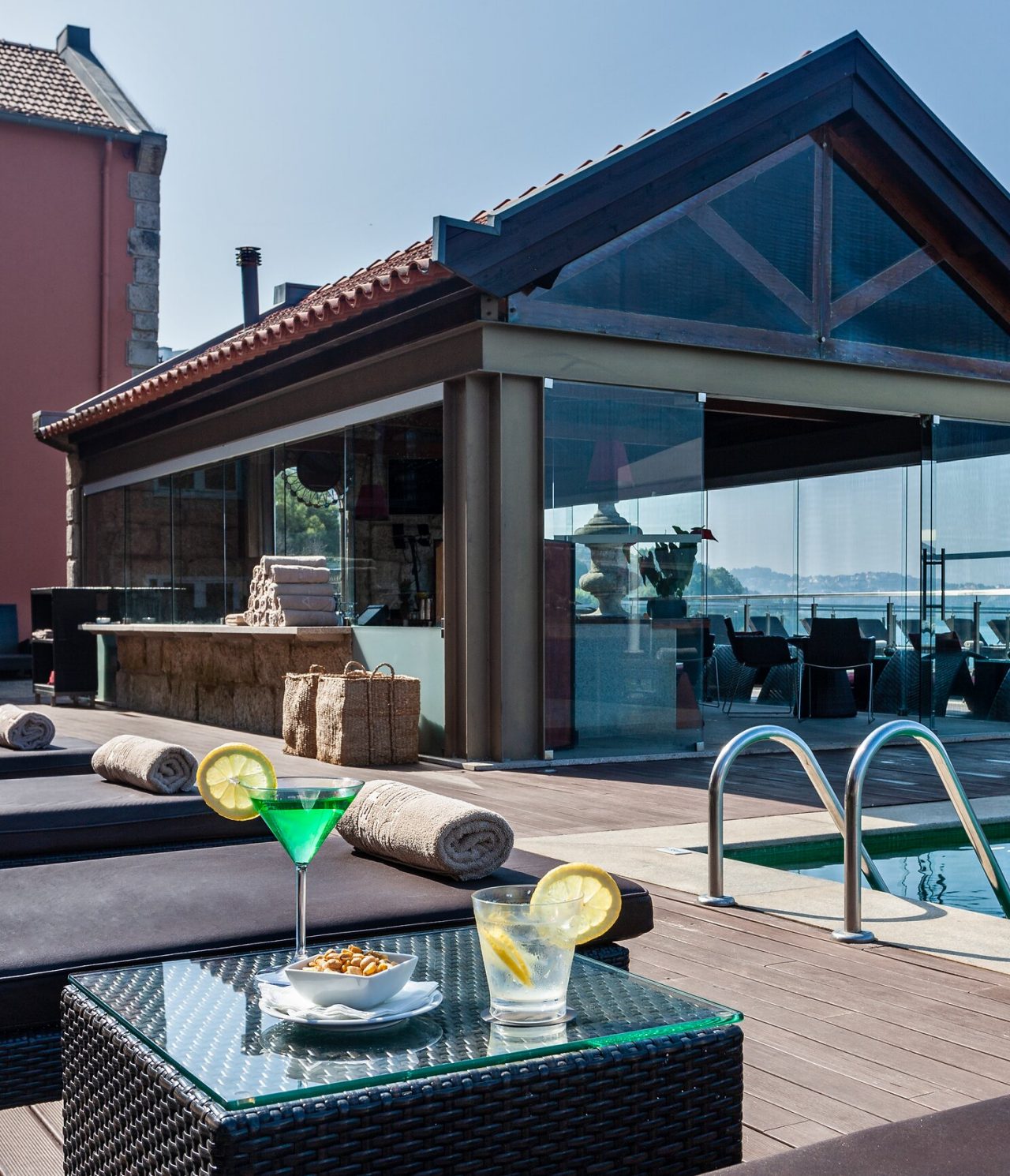 El bar Promenade, del Hotel 5 Estrellas en Oporto, Monumento Nacional, está al lado de la piscina y sirve cócteles