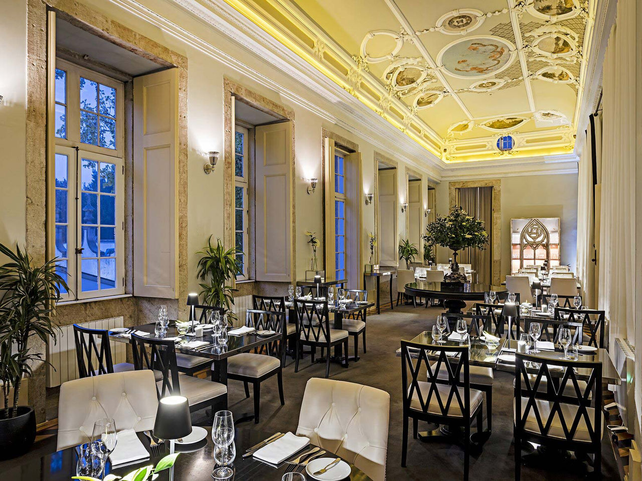 El bar Palatium, del hotel de 5 estrellas en Oporto, Monumento Nacional, tiene sillas acolchadas y un techo pintado