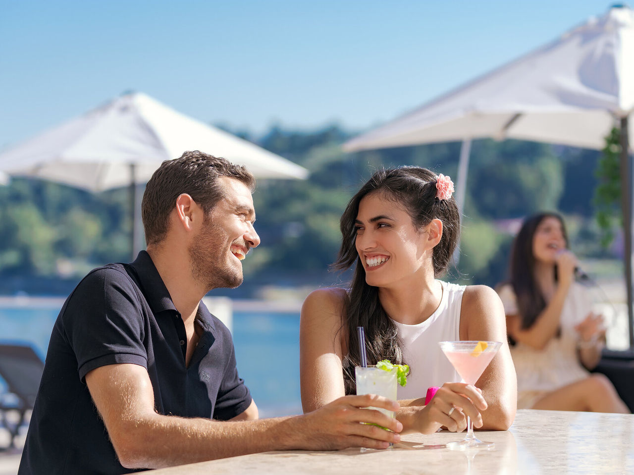 El bar The 2nd, del Hotel Premium en Oporto, tiene un bar exterior con sillas y mesas, que sirve cócteles variados